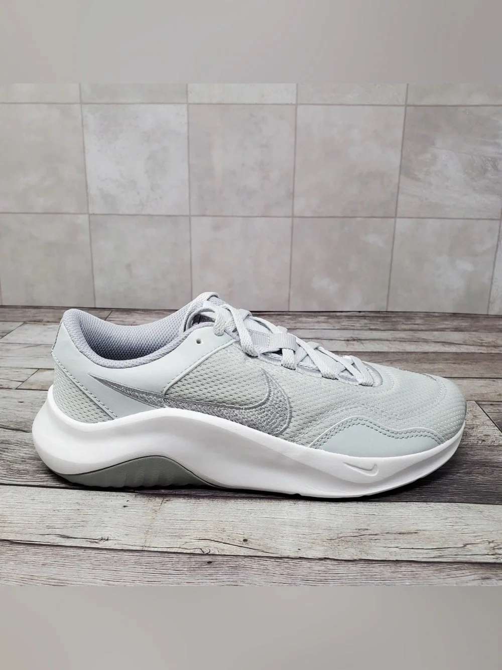 Nike Legend Essential 3 Next Nature Women's Size 7 Platinum Silver DM1119-004